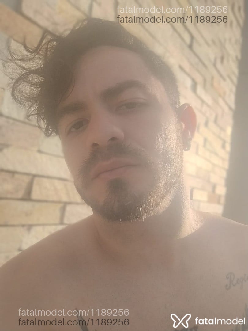 Acompanhante homem com cabelo castanho de olhos castanhos - Ender Silva