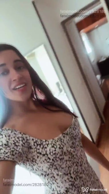 Acompanhante mulher com cabelo colorido de olhos mel - Stella Lins
