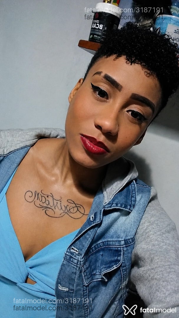Acompanhante mulher com cabelo castanho de olhos castanhos em Canela - Ritali