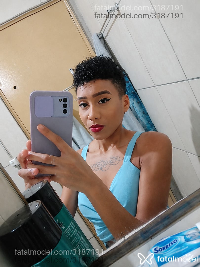Acompanhante mulher com cabelo castanho de olhos castanhos em Canela - Ritali