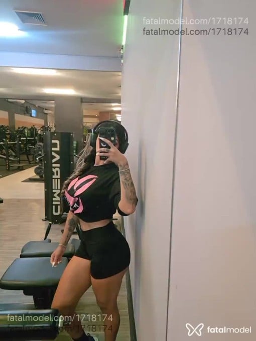 Acompanhante mulher com cabelo castanho de olhos castanhos em Curitiba - Alanahot