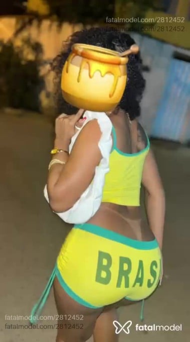 Acompanhante mulher morena (o) de olhos pretos - Mel