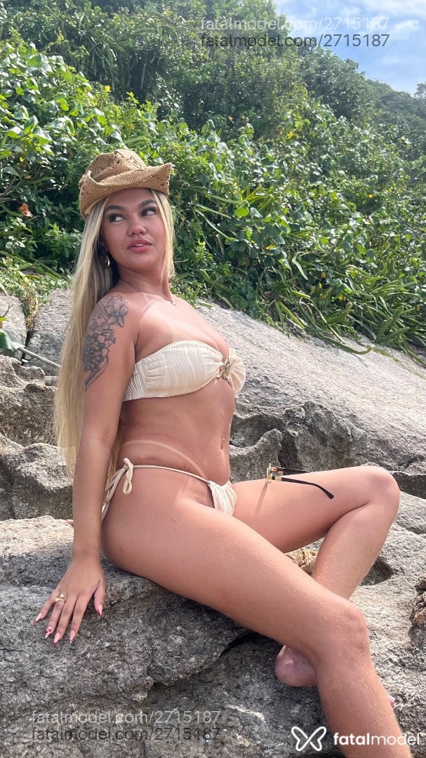 Acompanhante mulher loira (o) de olhos castanhos - Sophie