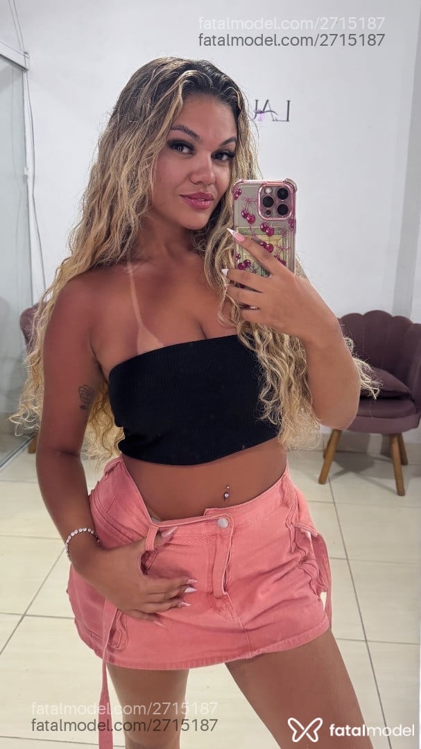 Acompanhante mulher loira (o) de olhos castanhos - Sophie