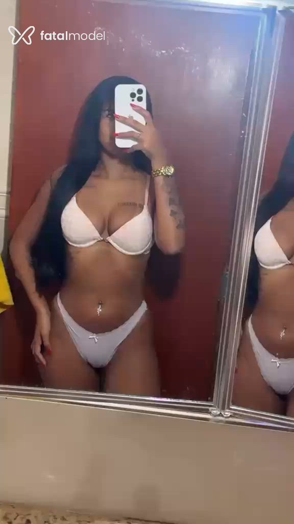 Acompanhante mulher morena (o) de olhos pretos - Michele