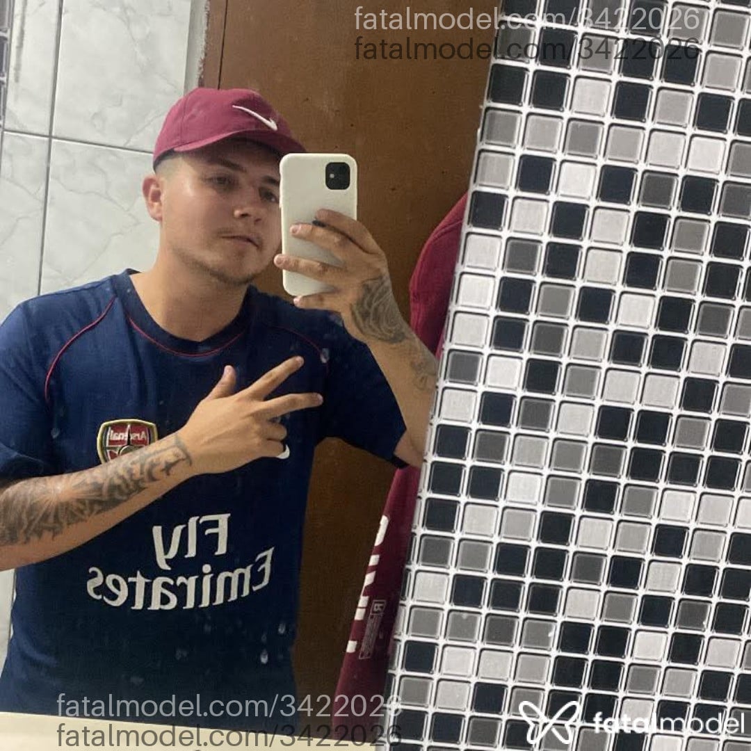Acompanhante homem com cabelo castanho de olhos castanhos em Botucatu - João Vítor