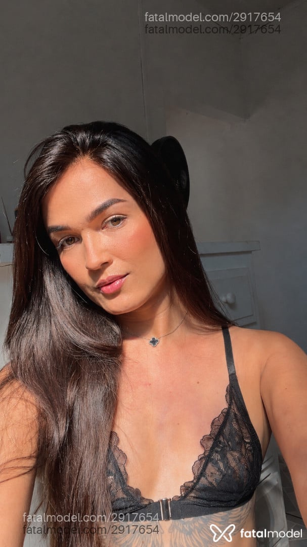 Acompanhante mulher trans com cabelo castanho de olhos castanhos em Araçatuba - Keller