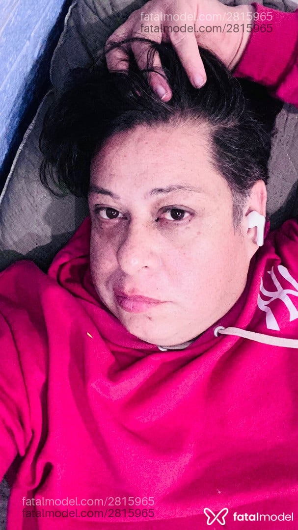 Acompanhante não-binário com cabelo castanho de olhos pretos em Irati - Matys