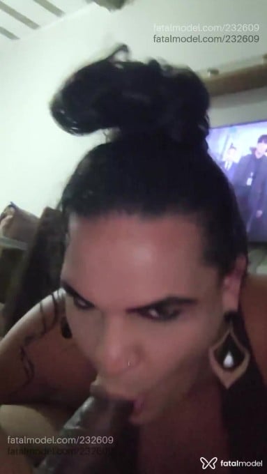 Acompanhante mulher trans com cabelo castanho de olhos castanhos - Mell Oliveira