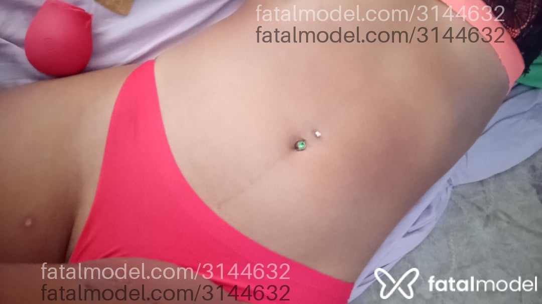 Acompanhante mulher morena (o) de olhos castanhos - Preta Acompanhante mulher morena (o) de olhos castanhos - Preta