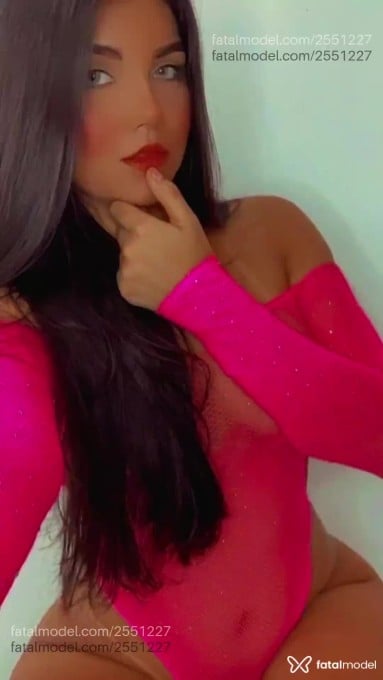 Acompanhante mulher morena (o) de olhos pretos - Lya Koppas