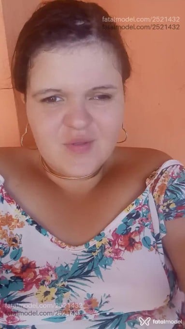 Acompanhante mulher com cabelo castanho de olhos mel - Lari Acompanhante mulher com cabelo castanho de olhos mel - Lari