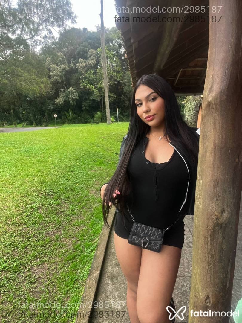 Acompanhante mulher trans morena (o) de olhos pretos - Alice Sampaio