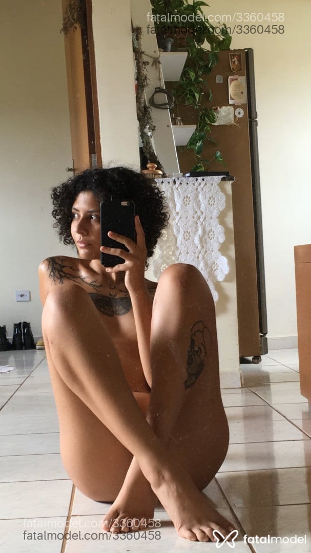 Acompanhante mulher com cabelo castanho de olhos castanhos - Alecram