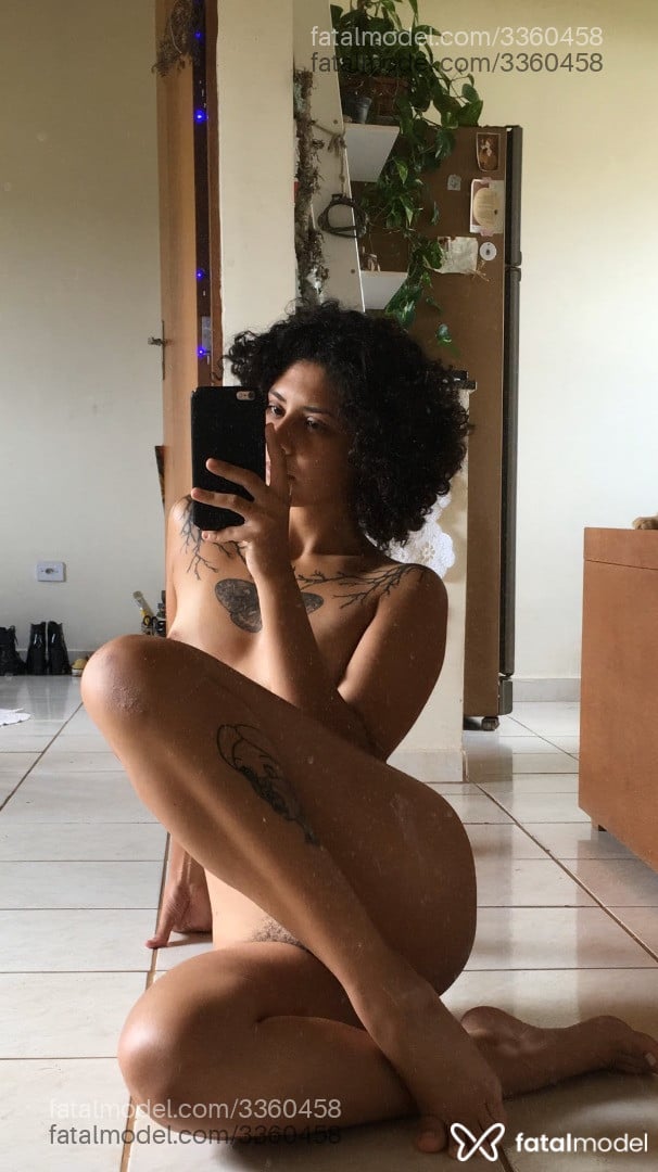 Acompanhante mulher com cabelo castanho de olhos castanhos em Atibaia - Alecram