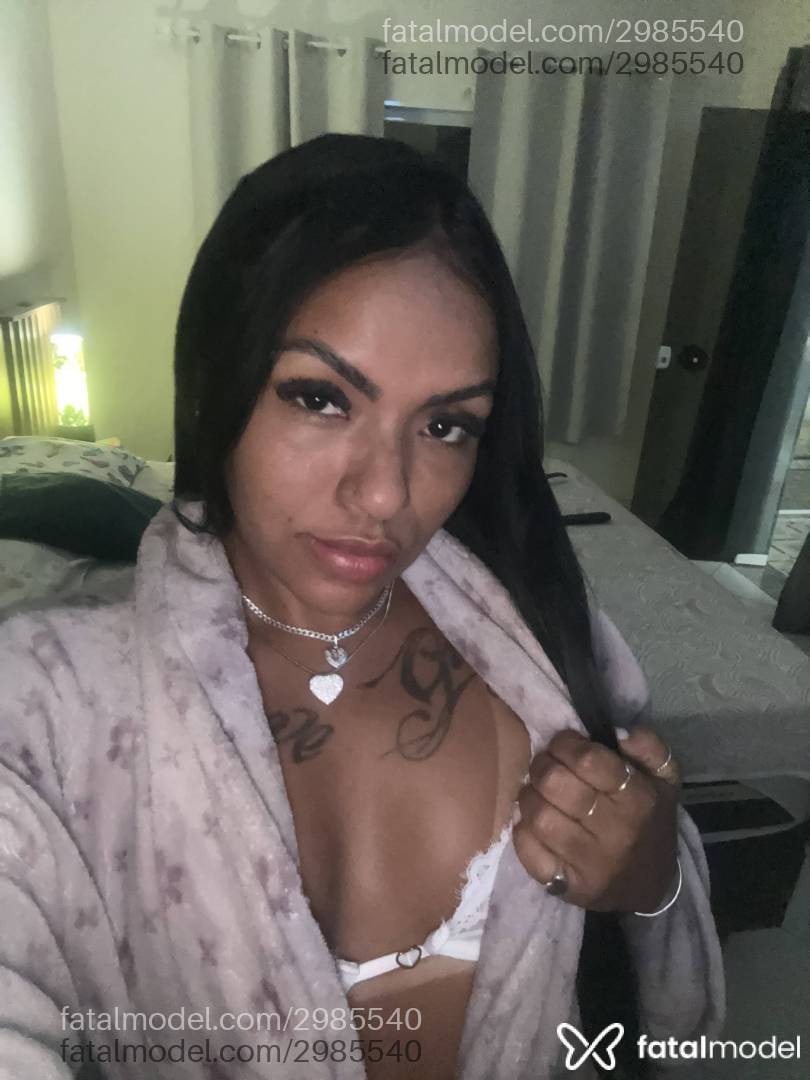 Acompanhante mulher morena (o) de olhos pretos - Ray