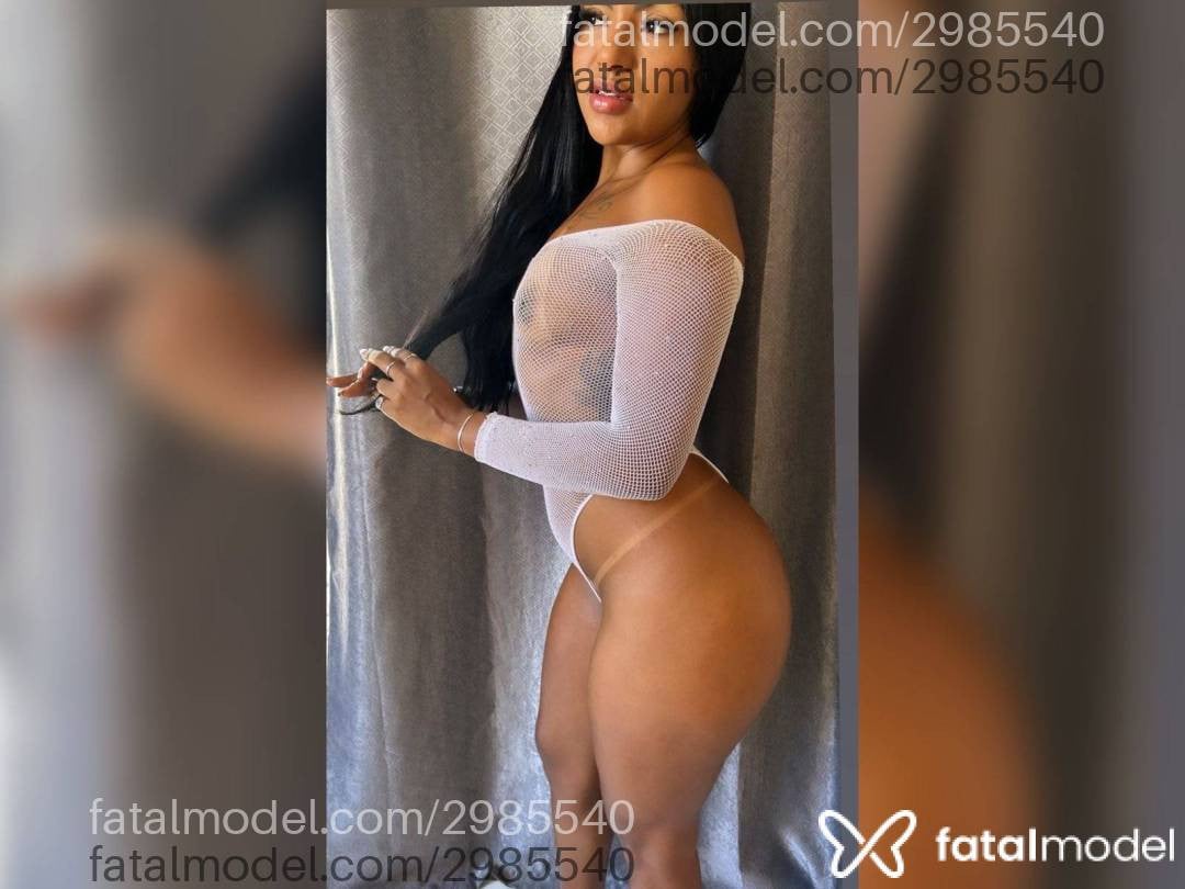 Acompanhante mulher morena (o) de olhos pretos - Ray