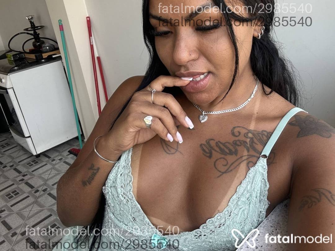 Acompanhante mulher morena (o) de olhos pretos - Ray