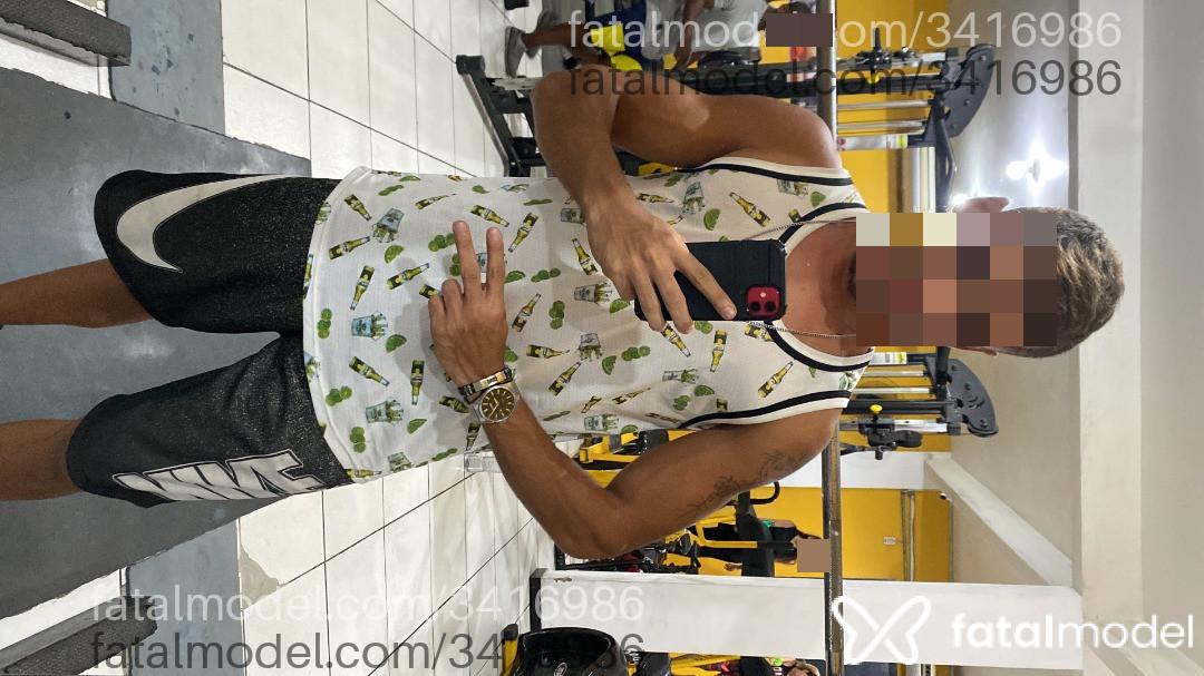 Acompanhante homem com cabelo castanho de olhos castanhos - Oliveira