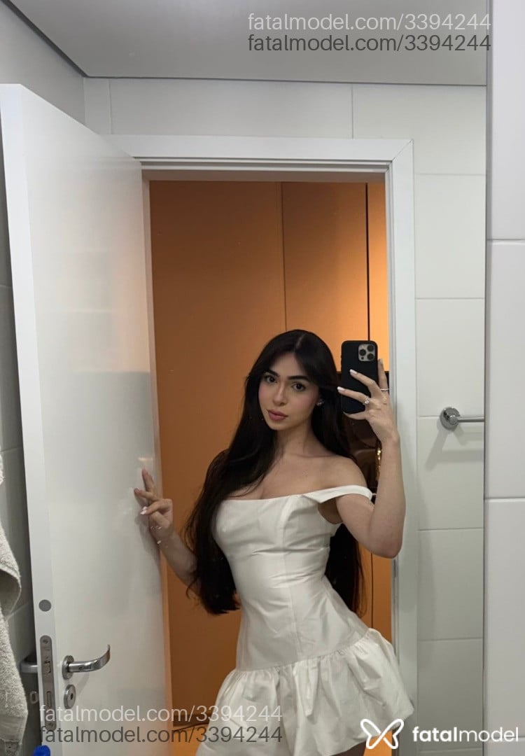 Acompanhante mulher trans com cabelo castanho de olhos castanhos - Marina Mnca Acompanhante mulher trans com cabelo castanho de olhos castanhos - Marina Mnca