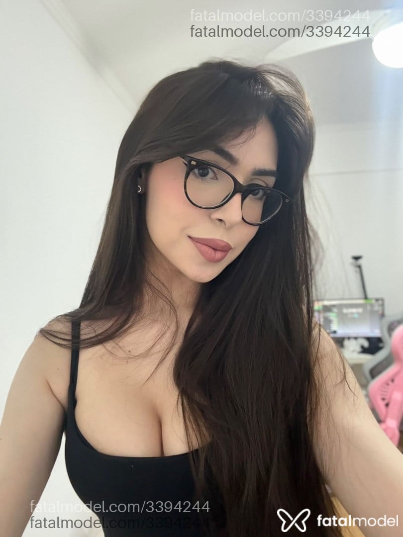 Acompanhante mulher trans com cabelo castanho de olhos castanhos - Marina Mnca Acompanhante mulher trans com cabelo castanho de olhos castanhos - Marina Mnca