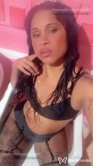 Acompanhante mulher morena (o) de olhos pretos - Lyra Acompanhante mulher morena (o) de olhos pretos - Lyra