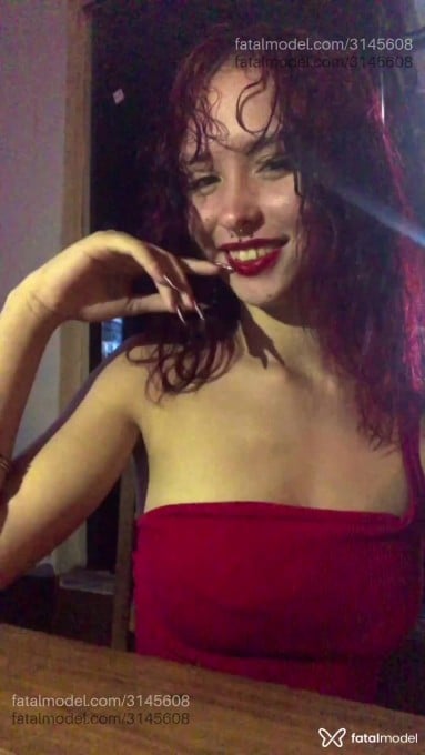 Acompanhante mulher com cabelo castanho de olhos mel - Cristyna Acompanhante mulher com cabelo castanho de olhos mel - Cristyna