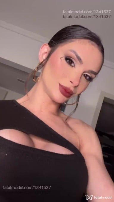 Acompanhante mulher trans com cabelo castanho de olhos castanhos - Antonella Acompanhante mulher trans com cabelo castanho de olhos castanhos - Antonella