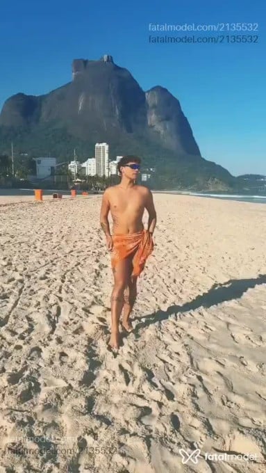Acompanhante homem com cabelo grisalho de olhos mel - Astro Rey