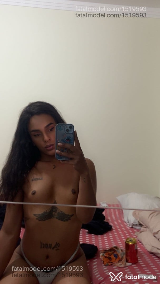 Acompanhante mulher trans com cabelo castanho de olhos castanhos em Bombinhas - Lyrena