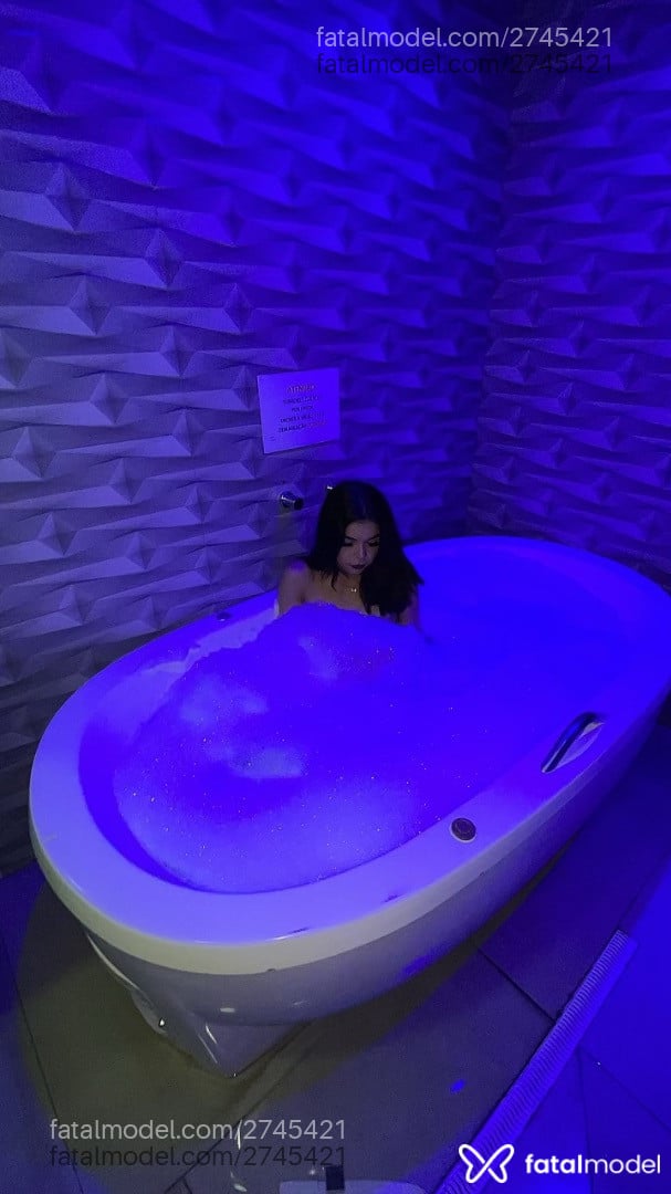 Acompanhante mulher trans com cabelo castanho de olhos pretos - Isabelly Acompanhante mulher trans com cabelo castanho de olhos pretos - Isabelly
