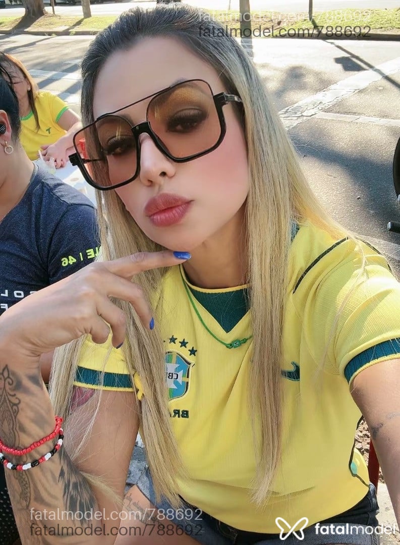 Acompanhante mulher loira (o) de olhos castanhos em São José dos Campos - Aline