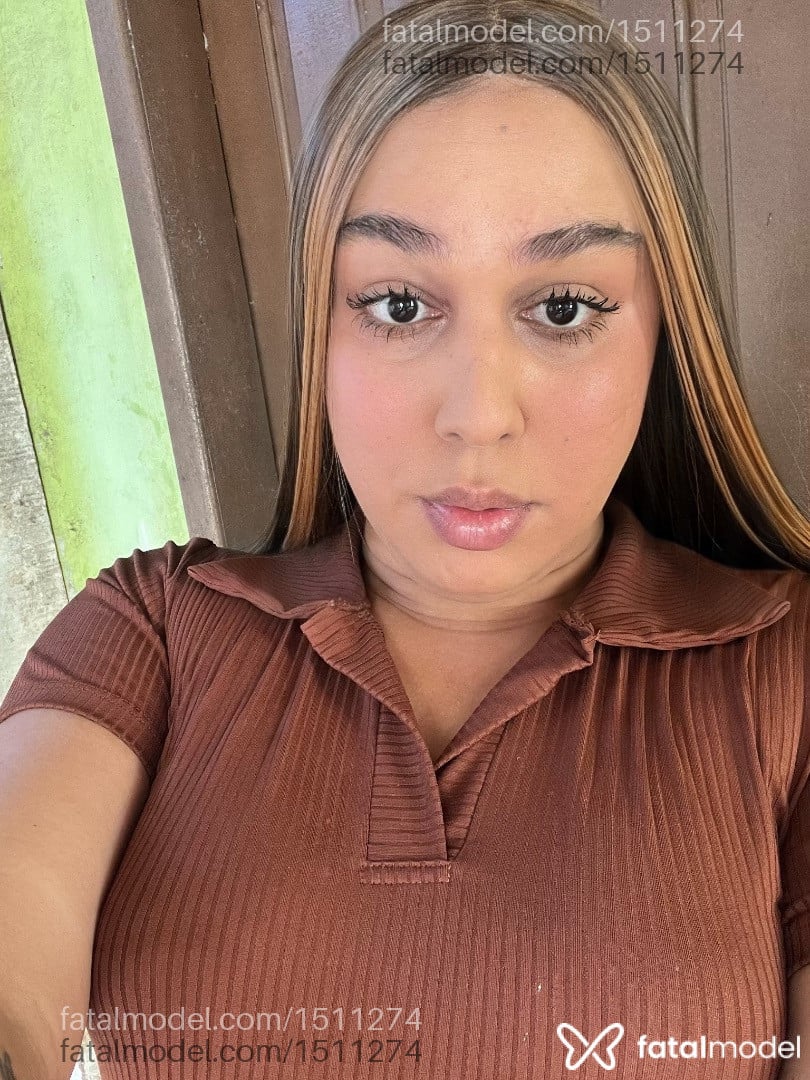 Acompanhante mulher trans com cabelo castanho de olhos pretos em Macaé - Antonella Araujo