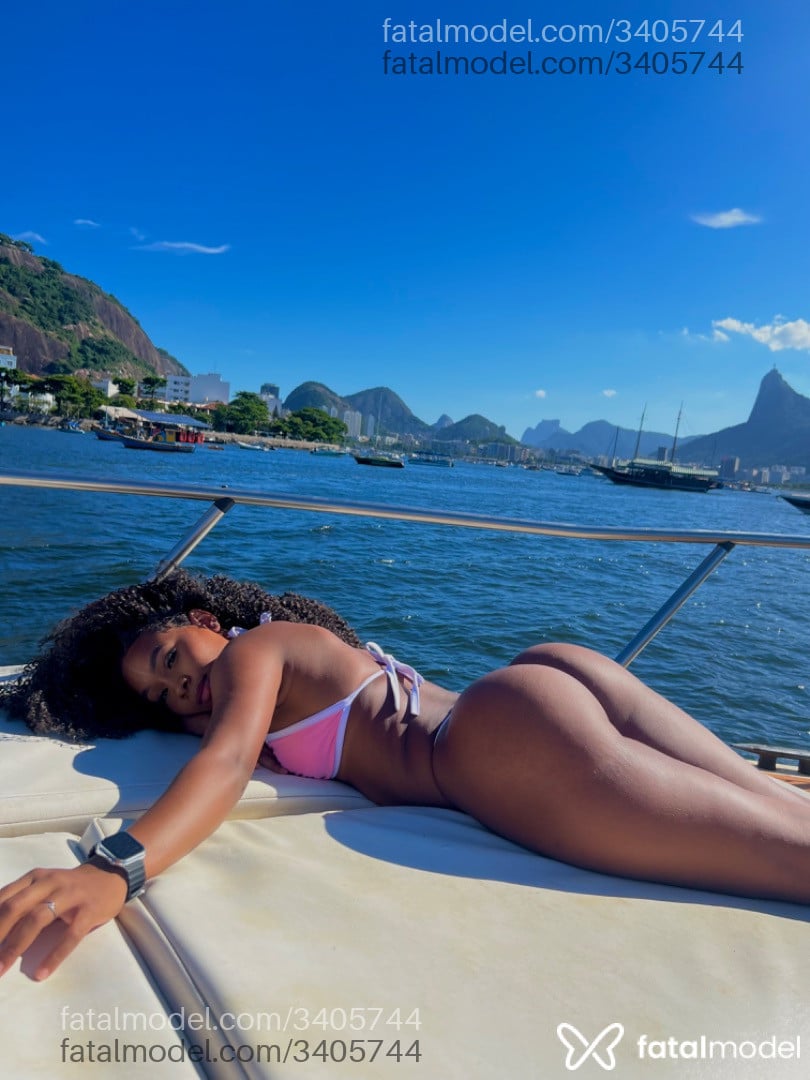 Acompanhante mulher morena (o) de olhos pretos - Beatriz