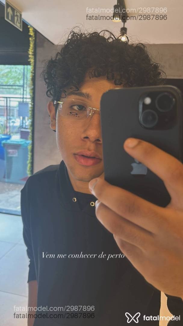 Acompanhante homem com cabelo castanho de olhos castanhos - Rafael