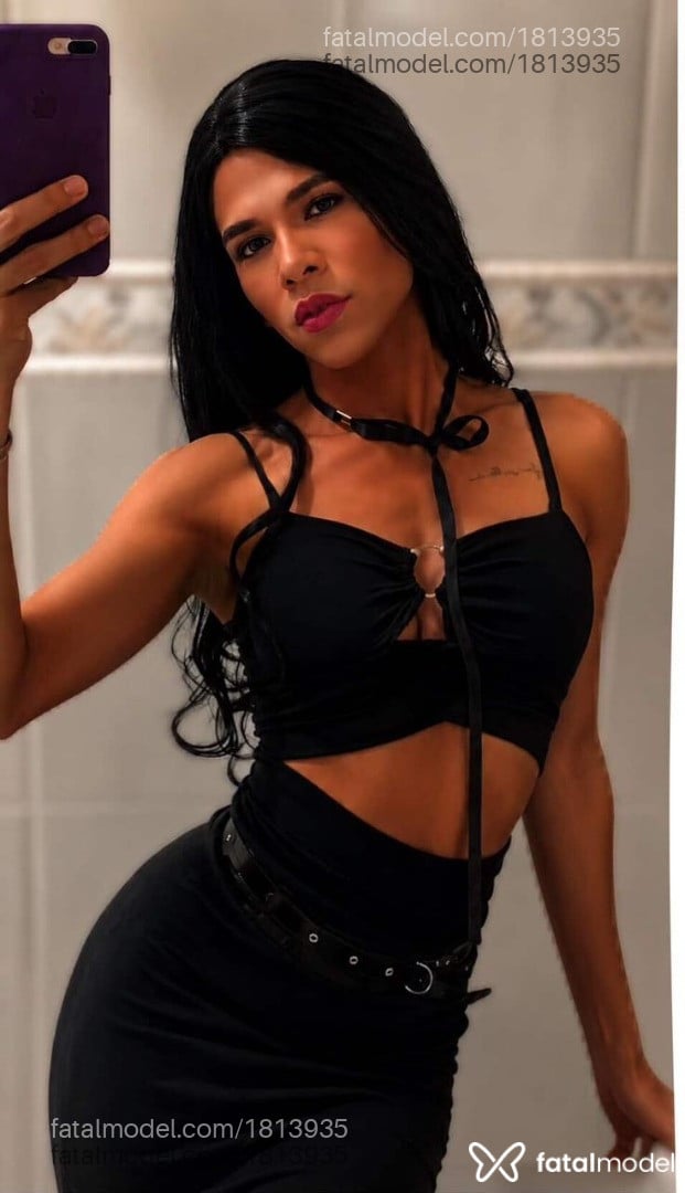 Acompanhante mulher trans com cabelo castanho de olhos castanhos - Izabelle Acompanhante mulher trans com cabelo castanho de olhos castanhos - Izabelle