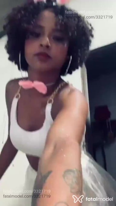 Acompanhante mulher com cabelo castanho de olhos pretos em Eunápolis Acompanhante mulher com cabelo castanho de olhos pretos em Eunápolis - Larissa