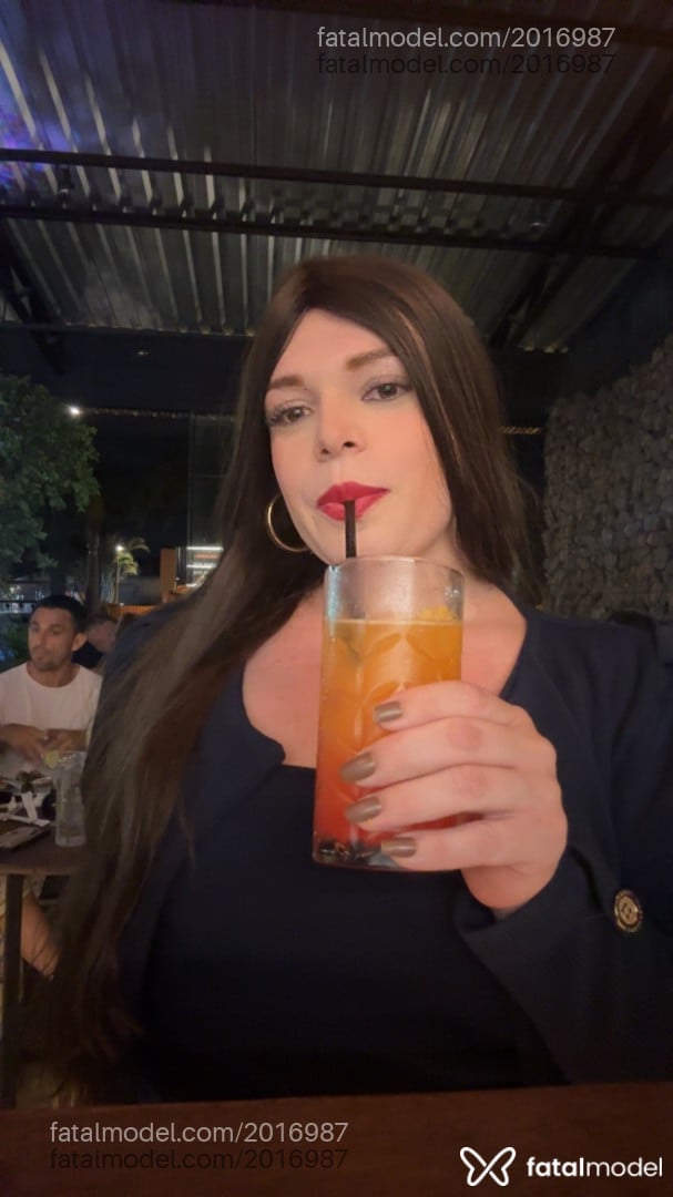 Acompanhante mulher trans com cabelo castanho de olhos mel - Manuellla Camargo