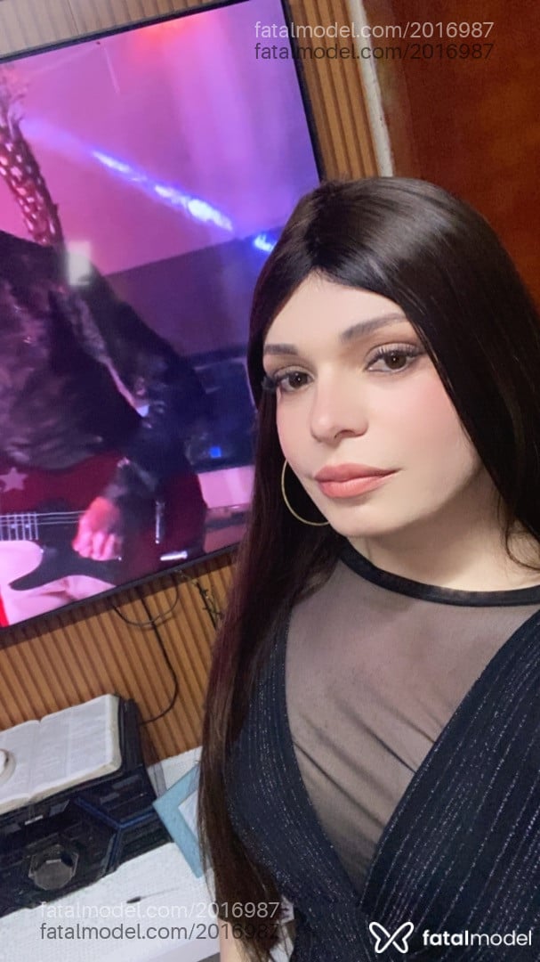 Acompanhante mulher trans com cabelo castanho de olhos mel - Manuellla Camargo