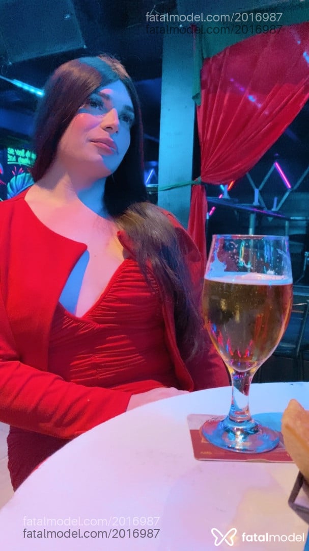 Acompanhante mulher trans com cabelo castanho de olhos mel - Manuellla Camargo
