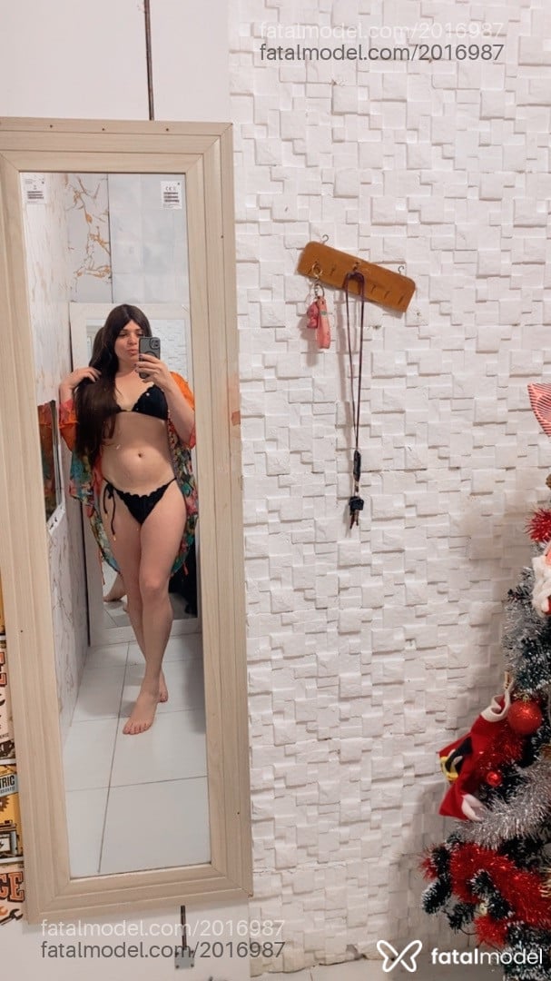 Acompanhante mulher trans com cabelo castanho de olhos mel - Manuellla Camargo