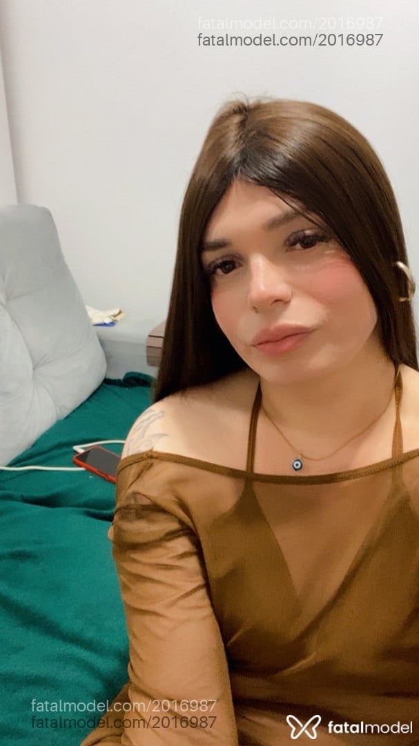 Acompanhante mulher trans com cabelo castanho de olhos mel - Manuellla Camargo