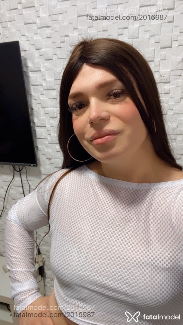 Acompanhante mulher trans com cabelo castanho de olhos mel - Manuellla Camargo