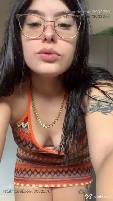 Acompanhante mulher morena (o) de olhos castanhos - Mikaela Yuna Acompanhante mulher morena (o) de olhos castanhos - Mikaela Yuna