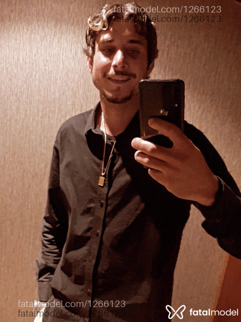 Acompanhante homem com cabelo castanho de olhos azuis em Florianópolis - João Guilherme