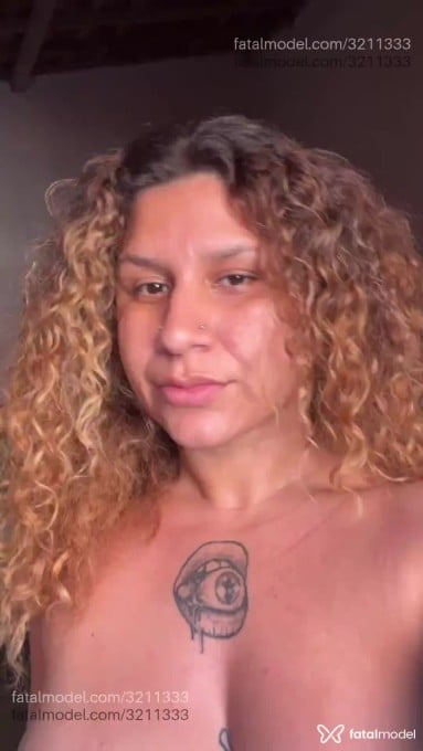 Acompanhante mulher loira (o) de olhos castanhos - Sasha Carmilla