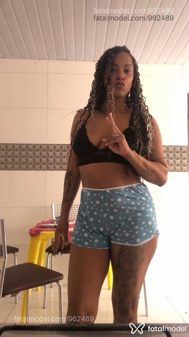 Acompanhante mulher com cabelo colorido de olhos castanhos - Cris Mel Acompanhante mulher com cabelo colorido de olhos castanhos - Cris Mel