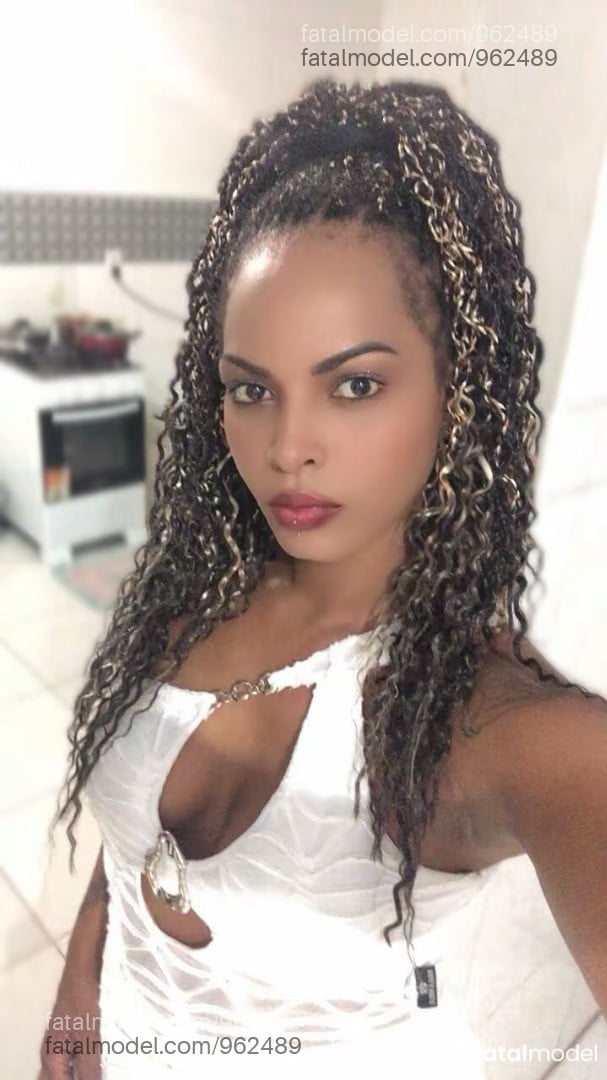Acompanhante mulher com cabelo colorido de olhos castanhos - Cris Mel Acompanhante mulher com cabelo colorido de olhos castanhos - Cris Mel