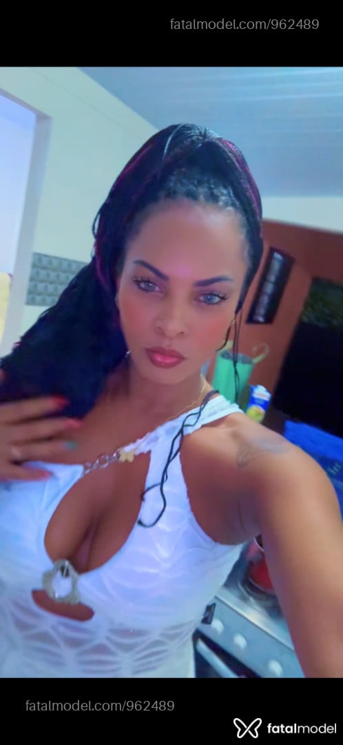 Acompanhante mulher com cabelo colorido de olhos castanhos - Cris Mel Acompanhante mulher com cabelo colorido de olhos castanhos - Cris Mel