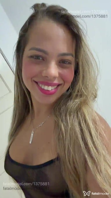 Acompanhante mulher loira (o) de olhos mel - Pérola